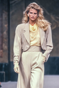 Jean-Louis Scherrer HC SS 1989 Laetitia 07.jpg