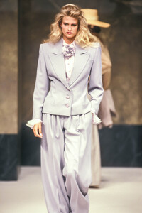 Jean-Louis Scherrer HC SS 1989 Laetitia 09.jpg