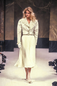 Jean-Louis Scherrer HC SS 1989 Laetitia 11.jpg