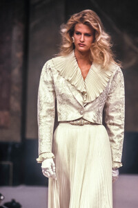 Jean-Louis Scherrer HC SS 1989 Laetitia 13.jpg