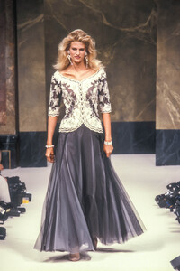 Jean-Louis Scherrer HC SS 1989 Laetitia 14.jpg