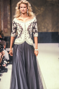 Jean-Louis Scherrer HC SS 1989 Laetitia 15.jpg