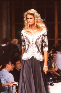 Jean-Louis Scherrer HC SS 1989 Laetitia 17.jpg