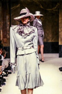 Jean-Louis Scherrer HC SS 1989 Magali 01.jpg