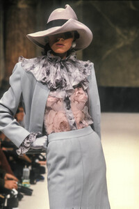 Jean-Louis Scherrer HC SS 1989 Magali 02.jpg