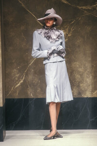 Jean-Louis Scherrer HC SS 1989 Magali 03.jpg