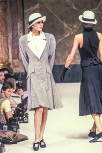 Jean-Louis Scherrer HC SS 1989 Magali 04.jpg