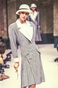 Jean-Louis Scherrer HC SS 1989 Magali 05.jpg