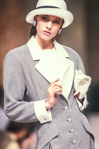 Jean-Louis Scherrer HC SS 1989 Magali 06.jpg