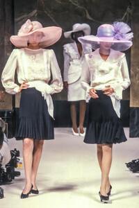 Jean-Louis Scherrer HC SS 1989 Magali 07.jpg