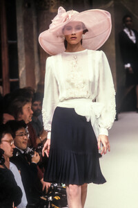 Jean-Louis Scherrer HC SS 1989 Magali 08.jpg