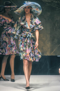 Jean-Louis Scherrer HC SS 1989 Magali 10.jpg