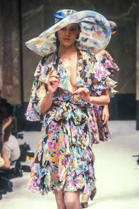 Jean-Louis Scherrer HC SS 1989 Magali 11.jpg