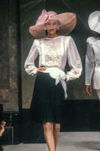 Jean-Louis Scherrer HC SS 1989 Magali 13.jpg