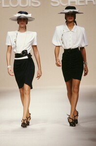 Jean-Louis Scherrer SS 1989 Karla Otis 03.jpg