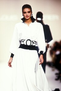 Jean-Louis Scherrer SS 1989 Karla Otis 04.jpg