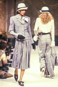 Jean Louis Scherrer 1989 Haute Couture 1.jpg