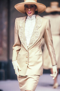 Jean Louis Scherrer 1989 Haute Couture 101.jpg