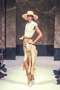 Jean Louis Scherrer 1989 Haute Couture 104.jpg