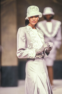 Jean Louis Scherrer 1989 Haute Couture 120.jpg