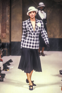 Jean Louis Scherrer 1989 Haute Couture 122.jpg