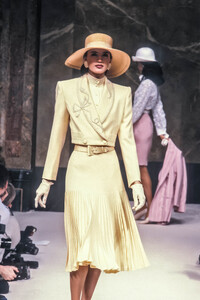 Jean Louis Scherrer 1989 Haute Couture 124.jpg
