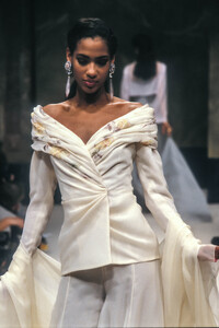 Jean Louis Scherrer 1989 Haute Couture 169.jpg