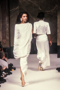 Jean Louis Scherrer 1989 Haute Couture 200.jpg