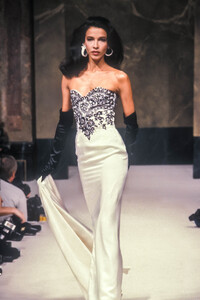 Jean Louis Scherrer 1989 Haute Couture 202.jpg