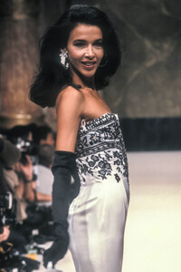 Jean Louis Scherrer 1989 Haute Couture 204.jpg