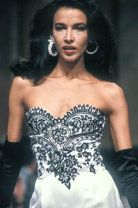 Jean Louis Scherrer 1989 Haute Couture 206.jpg