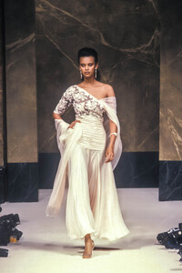 Jean Louis Scherrer 1989 Haute Couture 224.jpg