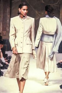 Jean Louis Scherrer 1989 Haute Couture 39.jpg