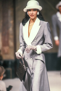 Jean Louis Scherrer 1989 Haute Couture 42.jpg