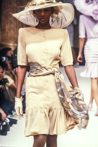 Jean Louis Scherrer 1989 Haute Couture 47.jpg
