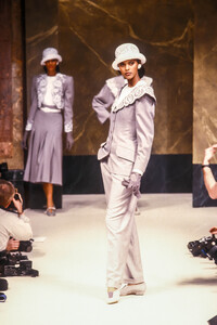 Jean Louis Scherrer 1989 Haute Couture 51.jpg