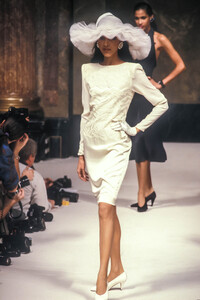 Jean Louis Scherrer 1989 Haute Couture 52.jpg