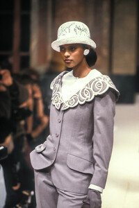 Jean Louis Scherrer 1989 Haute Couture 52.jpg