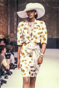 Jean Louis Scherrer 1989 Haute Couture 81.jpg