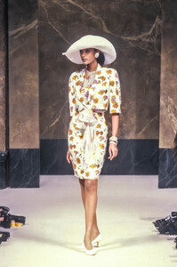 Jean Louis Scherrer 1989 Haute Couture 83.jpg