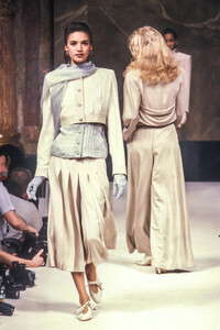 Jean Louis Scherrer 1989 Haute Couture 84.jpg