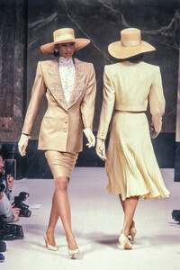 Jean Louis Scherrer 1989 Haute Couture 99.jpg