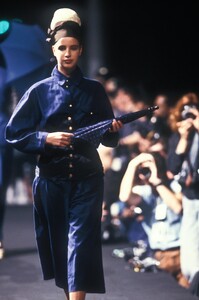 JeanPaulGaultierSS198929.thumb.jpg.b8f1d2b7e1866deb2b49528282606a62.jpg