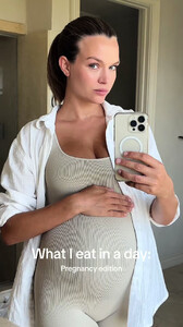 Josephine Skriver - TikTok 51.jpg