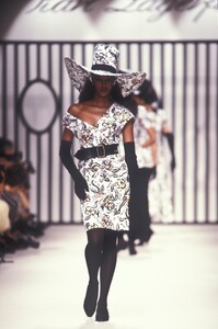 Karl Lagerfeld 1989 Women RTW 10.jpg