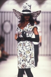 Karl Lagerfeld 1989 Women RTW 11.jpg