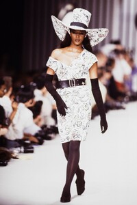 Karl Lagerfeld 1989 Women RTW 12.jpg