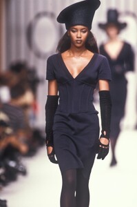 Karl Lagerfeld 1989 Women RTW 43.jpg