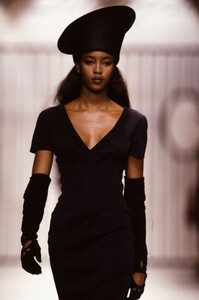 Karl Lagerfeld 1989 Women RTW 44.jpg