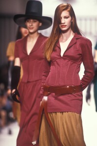 Karl Lagerfeld 1989 Women RTW 61.jpg